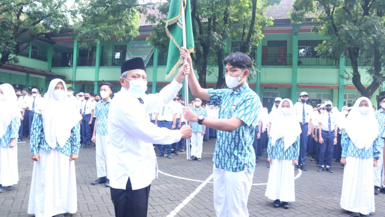 KEPALA MADRASAH LANTIK KEPENGURUSAN OSIS MTsN 1 MALANG YANG BARU