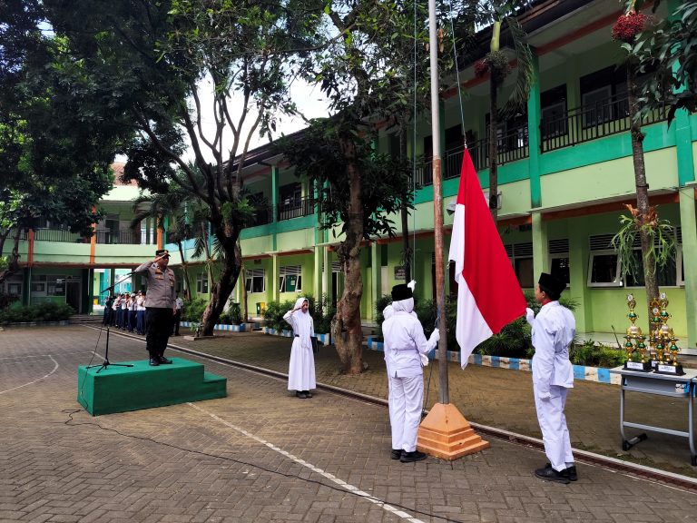 PERINGATI HARI KEBANGKITAN NASIONAL, MTsN 1 MALANG GELAR UPACARA BENDERA