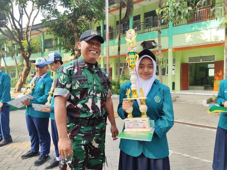 JADI PEMBINA UPACARA DI MTsN 1 MALANG, PELTU CAHYO SAMPAIKAN PESAN PENTING