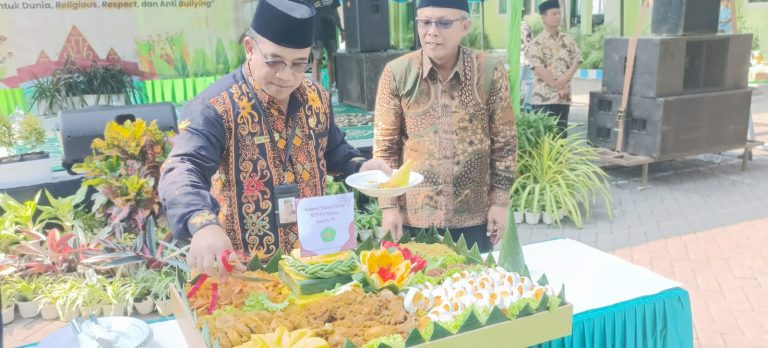 BAPAK SAHID POTONG 1001 TUMPENG DALAM PERINGATAN 44 TAHUN MTsN 1 MALANG