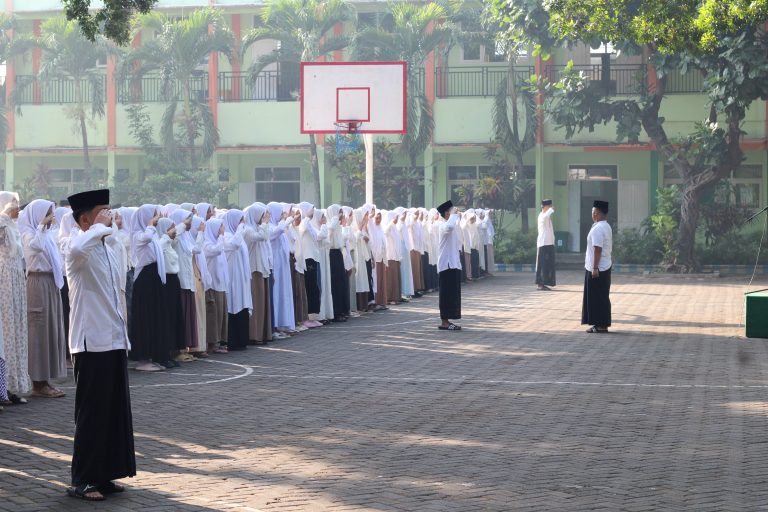 PERINGATI HARI SANTRI NASIONAL 2024, MTsN 1 MALANG GELAR APEL