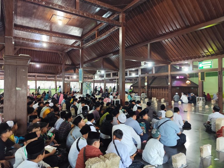MTsN 1 MALANG AJAK SELURUH SISWANYA ZIARAH WALI