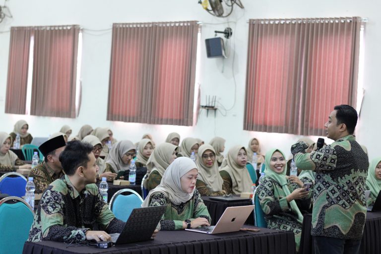 MTsN 1 MALANG “GANDENG” UIN MALIKI MALANG KEMBANGKAN KEMAMPUAN BAHASA INGGRIS TENAGA PENDIDIK DAN KEPENDIDIKANNYA