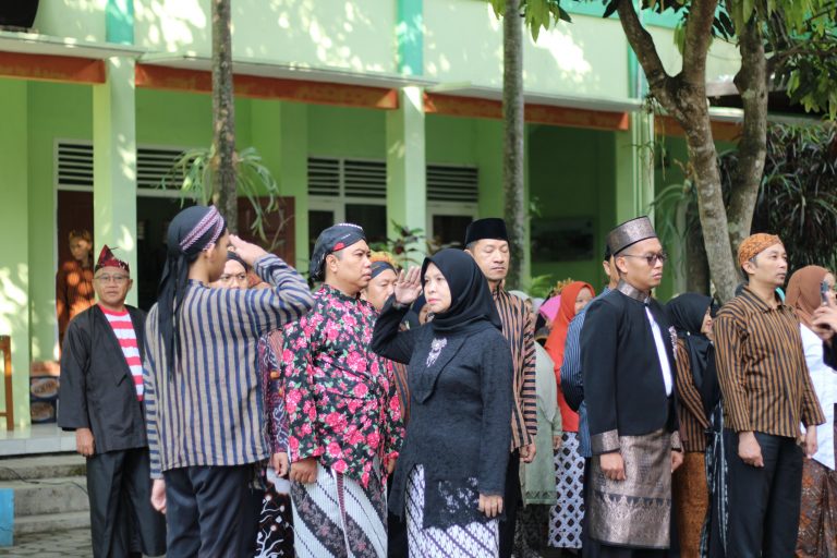 UPACARA PERINGATAN HARI SUMPAH PEMUDA KE-96 DI MTsN 1 MALANG