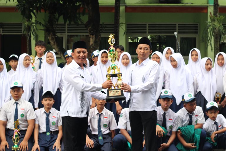 MTsN 1 MALANG (KEMBALI) JUARA UMUM DALAM PORSENI TK. KKM 