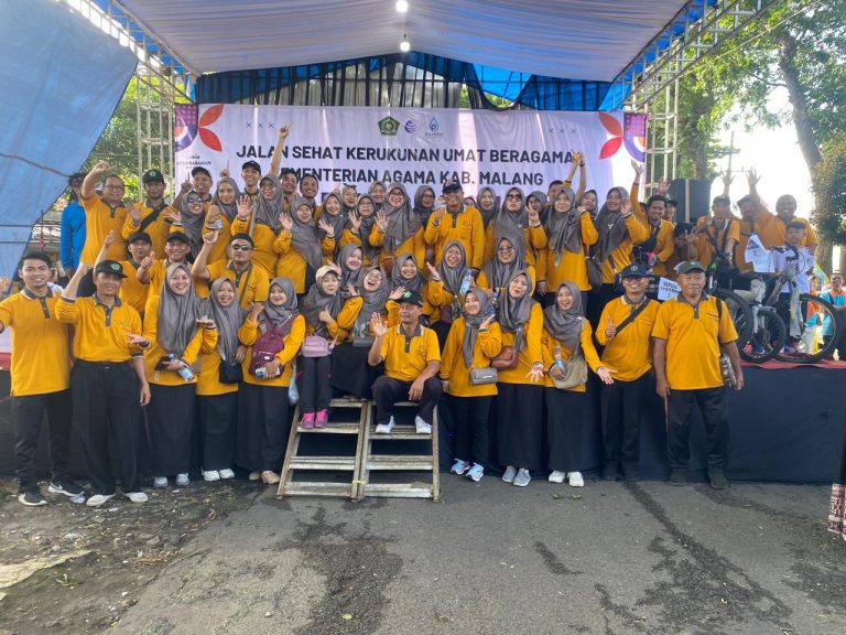 Kompak, Keluarga Besar MTsN 1 Malang Ikuti Jalan Sehat HAB Kemenag ke-79