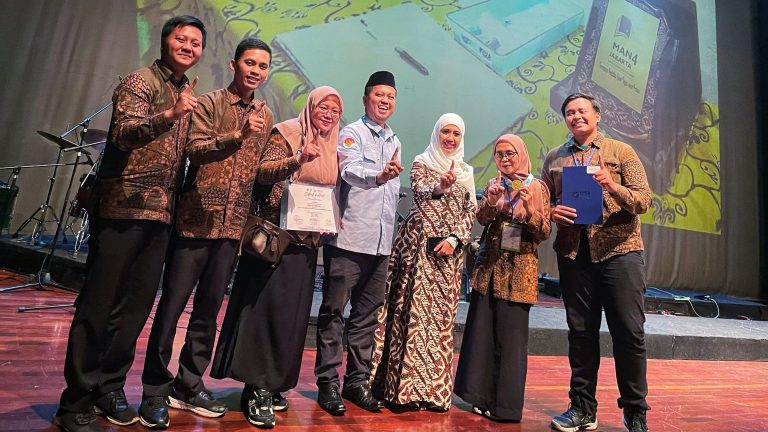 BUKTIKAN PANTAS JADI MADRASAH INTERNASIONAL, TIM MENTOR RISET MTSN 1 MALANG RAIH GOLD MEDAL KOMPETISI TINGKAT INTERNASIONAL.