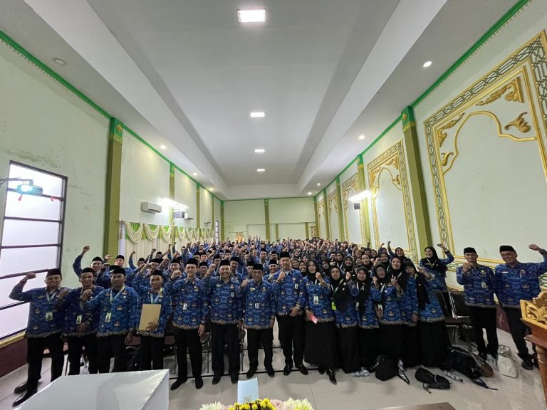 Guru dan Karyawan MTsN 1 Malang Dilantik sebagai PPPK Tahap 1 Formasi 2024 secara Daring di Aula Haji Kemenag Kab. Malang
