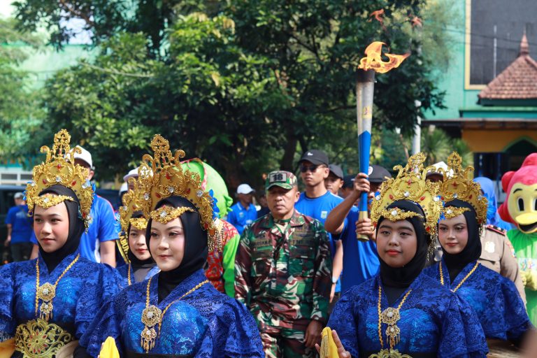 MTsN 1 Malang Jadi Tuan Rumah Pawai Obor Porprov Jatim IX 2025 di Kecamatan Gondanglegi