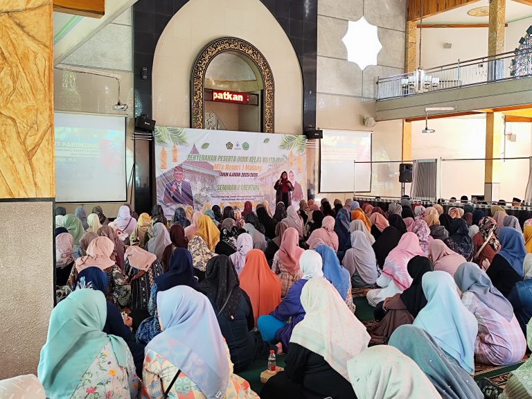 MTsN 1 Malang Kukuhkan Komitmen Pendidikan Lewat Penyerahan Peserta Didik Baru dan Seminar Parenting
