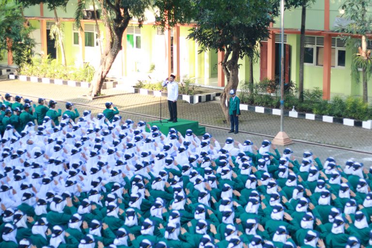 Upacara Penuh Inspirasi: Kurikulum Berbasis Cinta Diperkenalkan dan Prestasi Peserta Didik Warnai Pagi di MTsN 1 Malang
