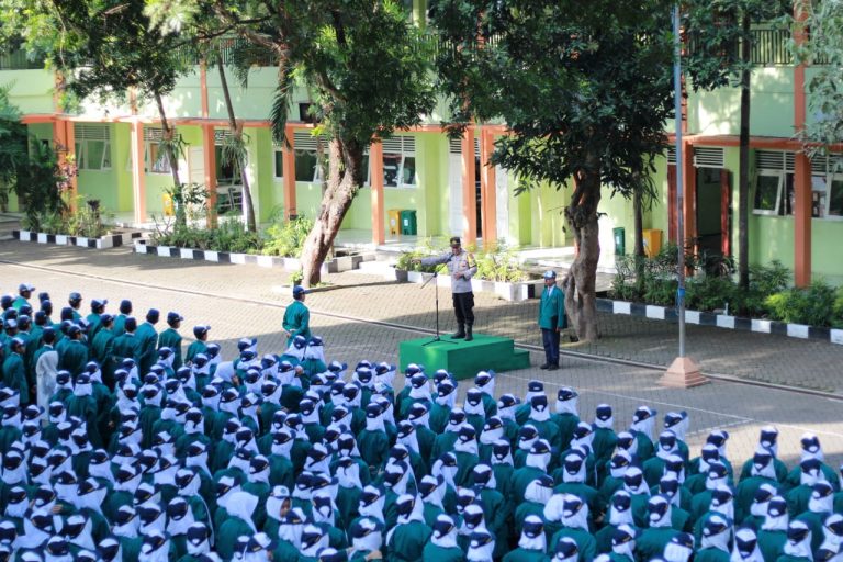 Upacara Bendera Senin di MTsN 1 Malang: Polsek Gondanglegi Sosialisasikan Pencegahan Bullying
