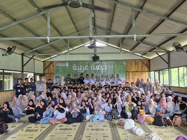 Peserta Didik Kelas Bilingual MTsN 1 Malang Antusias Ikuti Arabic Camp di Batu