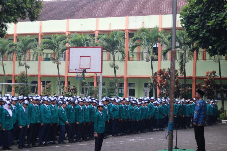 MTsN 1 Malang Gelar Upacara Hari Pahlawan dan Raih Prestasi Nasional