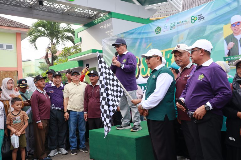 MERIAH DAN PENUH KEBERSAMAAN, MTSN 1 MALANG SUKSES GELAR JALAN SEHAT HAB KEMENAG KE-80