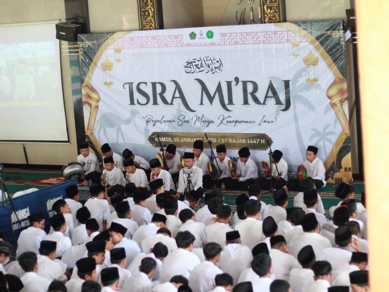 MENAPAK JEJAK LANGIT, MENGUATKAN IMAN: MTSN 1 MALANG PERINGATI ISRA’ MI’RAJ 1447 H