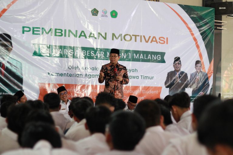 KAKANWIL KEMENAG JAWA TIMUR BERIKAN MOTIVASI DAN PEMBINAAN DI MTSN 1 MALANG