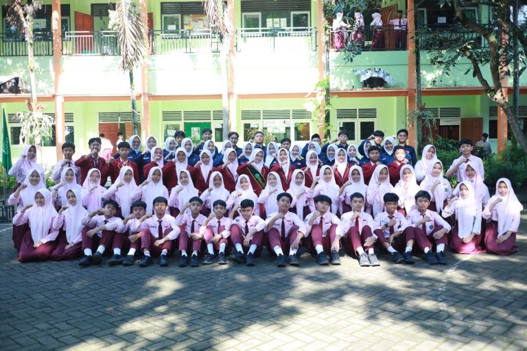 ESTAFET KEPEMIMPINAN OSIS MTSN 1 MALANG: DARI DEDIKASI MENUJU GENERASI BERPRESTASI 2026/2027