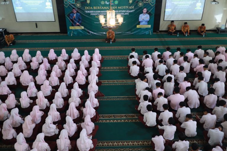 MENGUATKAN LANGKAH MENUJU MASA DEPAN: MTSN 1 MALANG GELAR DOA BERSAMA DAN MOTIVASI SUKSES UNTUK KELAS 9