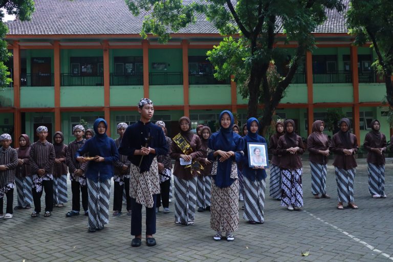 SEMANGAT KARTINI MENGGEMA DI MTSN 1 MALANG: DARI UPACARA KHIDMAT HINGGA PESTA DEMOKRASI SISWA