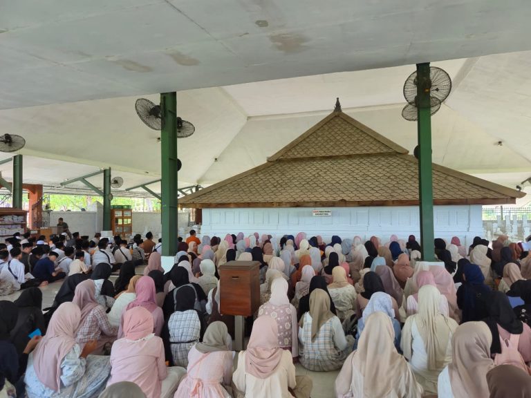 MTSN 1 MALANG GELAR KARYA WISATA RELIGI, SISWA KELAS 7 KUNJUNGI JEJAK WALI DI JAWA TIMUR